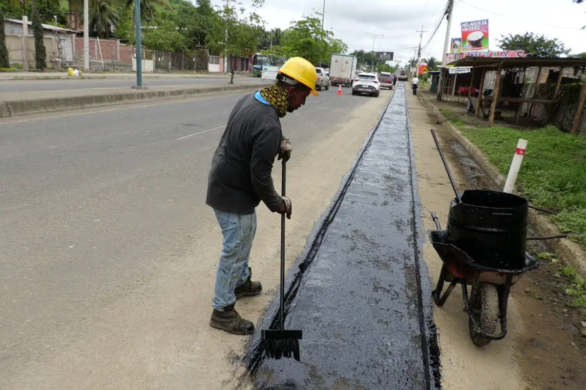 Reclamos por retrasos en reposición de asfalto en tramo Portoviejo–Crucita tras obras del plan Triple AAA, producción El Diario
