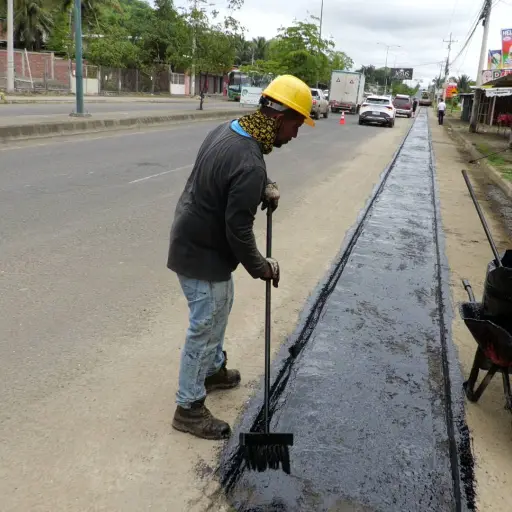 Reclamos por retrasos en reposición de asfalto en tramo Portoviejo–Crucita tras obras del plan Triple AAA
