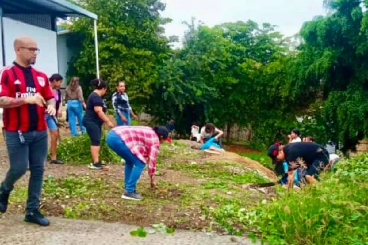 Limpieza en la Unidad Educativa José Peralta., El Diario