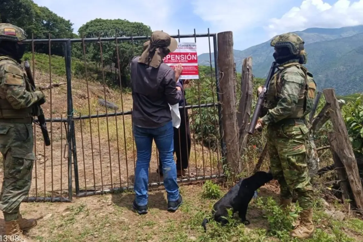 Gobierno de Ecuador suspende operaciones en 143 puntos mineros de tres provincias.