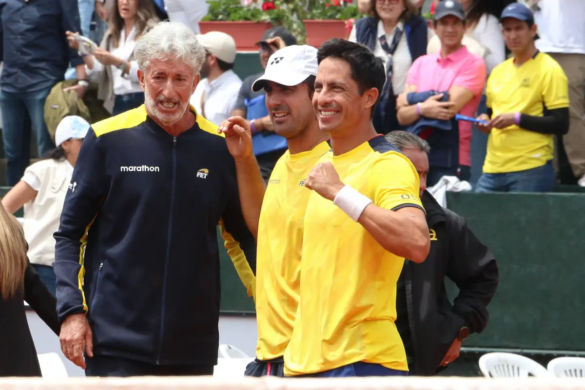 Gonlazo Escobar (derecha), Diego Hidalgo y Raúl Viver celebran el triunfo de Ecuador ante Australia.