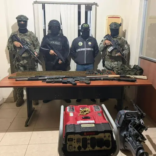 Cinco armas y cientos de municiones decomisadas en Playa de Oro, Esmeraladas