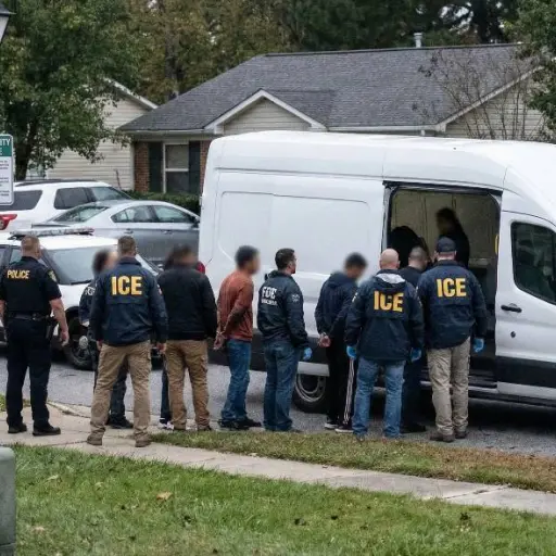 Inmigrantes en Estados Unidos: ICE reporta 379.000 arrestos y enfrenta crisis en el Congreso