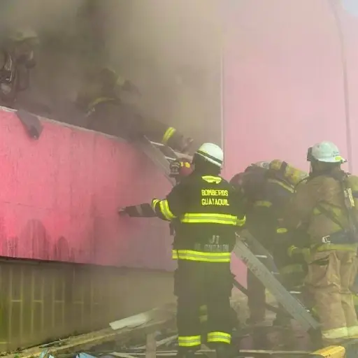 Más de 100 bomberos combatieron incendio en bodegas comerciales en Guayaquil