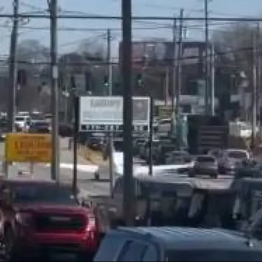 [VIDEO] El impactante aterrizaje de un avión en plena avenida y el mensaje de adiós del piloto a su esposa