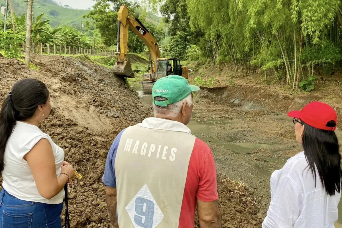El desazolve de esteros y quebradas en el cantón Bolívar., Erika Lucas