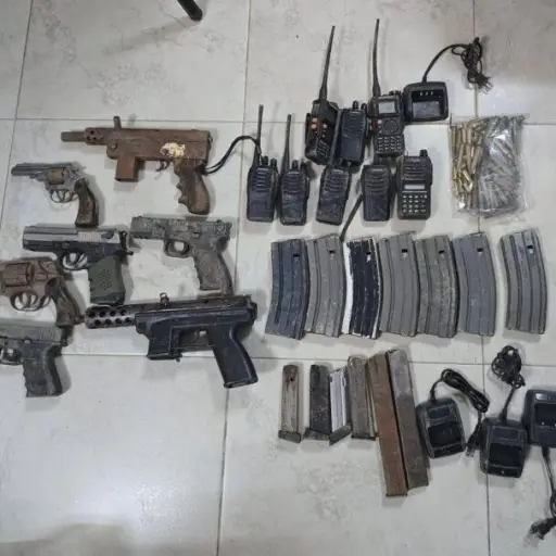 Cinco detenidos y arsenal incautado en operativo policial en Esmeraldas.