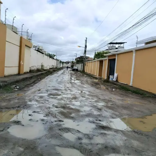 Hundimientos en Manta 2000: Vecinos denuncian obras inconclusas y riesgos por lluvias intensas