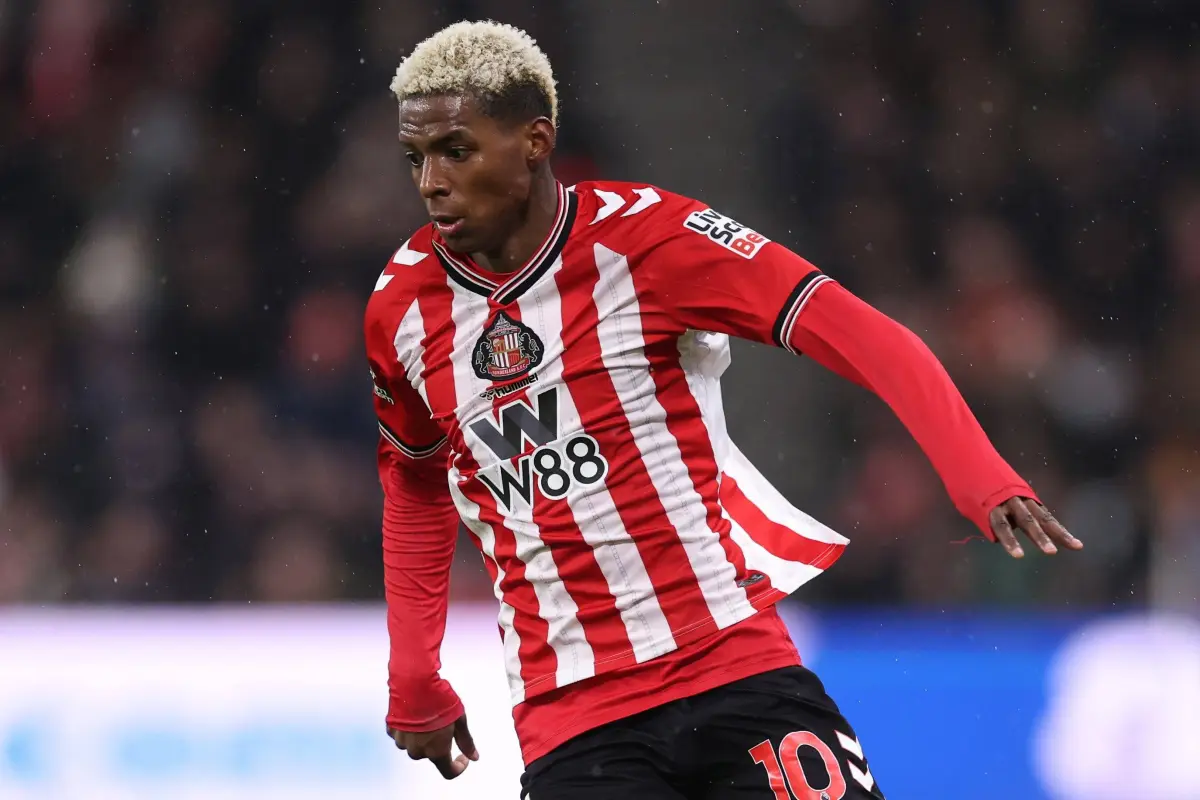 Nilson Angulo destaca en derrota del Sunderland ante Liverpool.