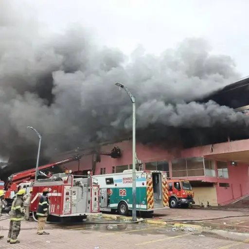 Guayaquil: Parte de edificio colapsa tras incendio de gran magnitud en la Bahía