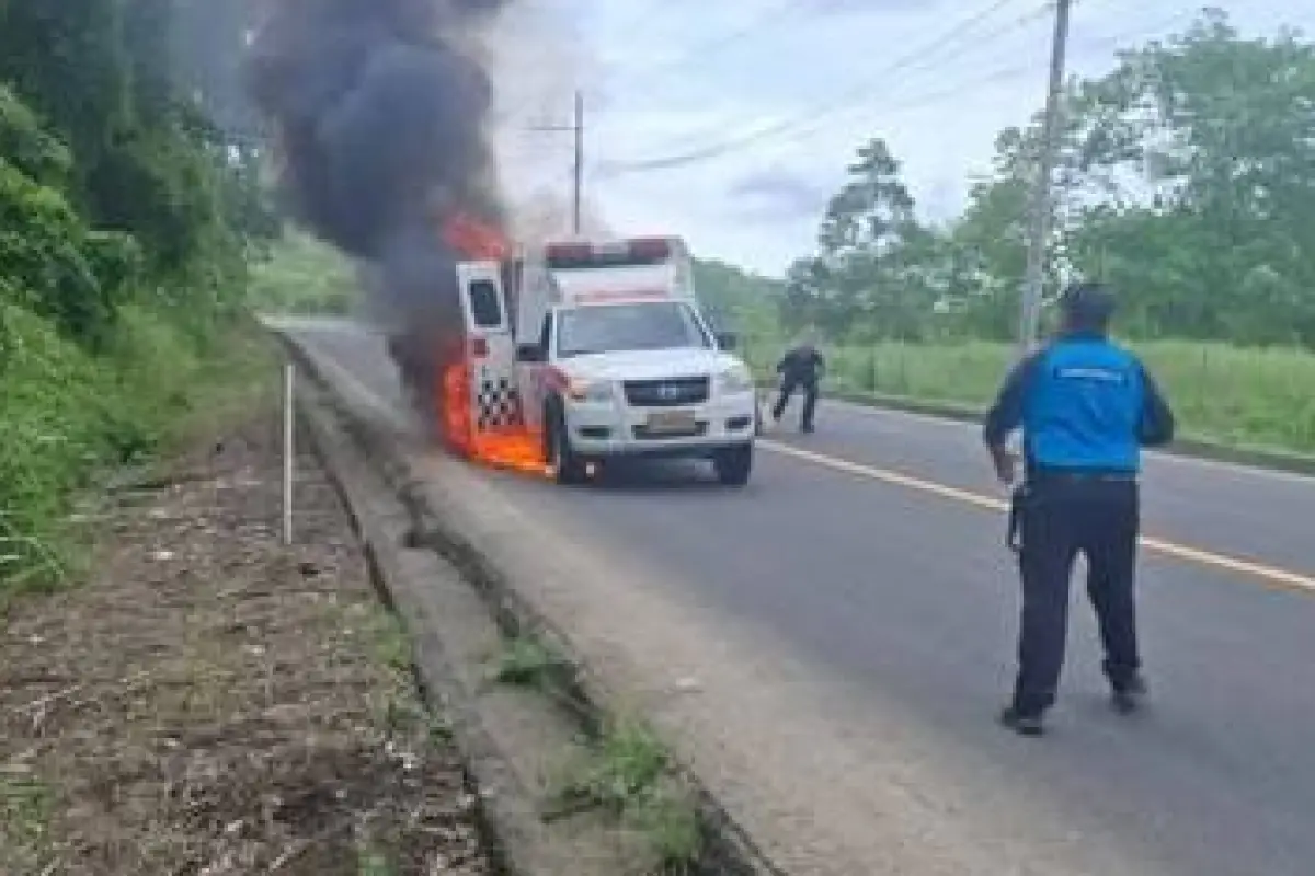 La ambulancia se incendió en plena carretera cuando trasladaba a un paciente., Cortesía