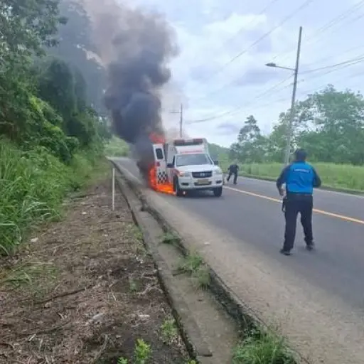 Ambulancia que llevaba un paciente se incendia en ruta Borbón-Esmeraldas 