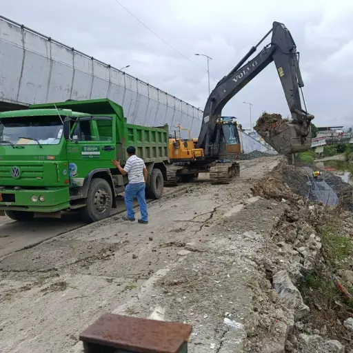 Reconstruyen muro de contención en el río Burro y desvían líneas de buses