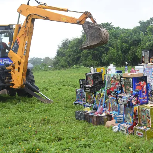 Intendencia destruye 25 máquinas tragamonedas ilegales y productos caducados en Santo Domingo
