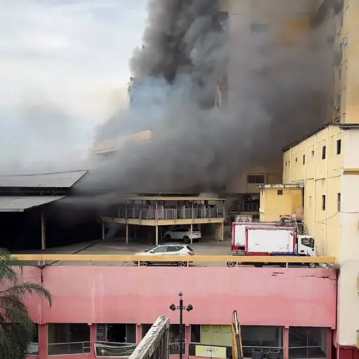 Segundo edificio colapsa por incendio en la Bahía de Guayaquil