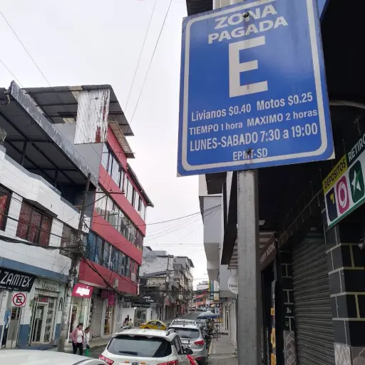 La Empresa de Tránsito de Santo Domingo entrega por 10 años el sistema de parqueo a consorcio privado 