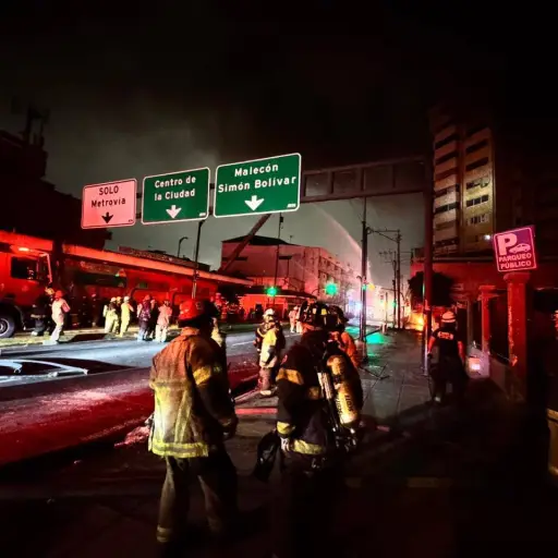 Incendio en Multicomercio supera las 12 horas y deja colapsos estructurales en el centro de Guayaquil