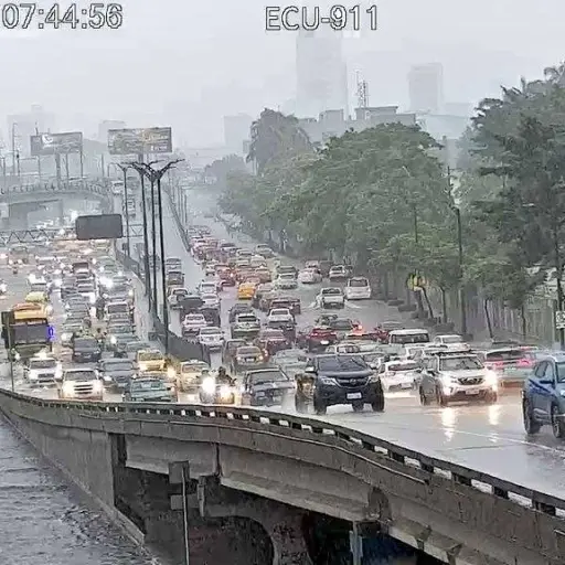 Tormenta eléctrica en Guayaquil deja calles inundadas, problemas de movilidad, suspensión de aerovía y advertencia de salir de casa