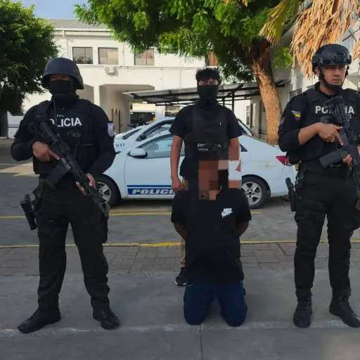 Detenido con armas, municiones y uniforme policial en operativo antidelincuencial en Manta