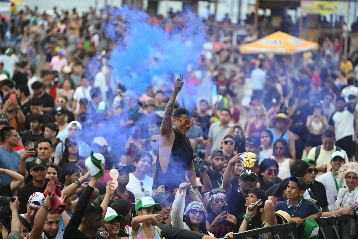 En la Playa Murciélago se lleva a cabo la décima edición del festival de música electrónica “Mariana Fest”. , Ariel Ochoa/API.