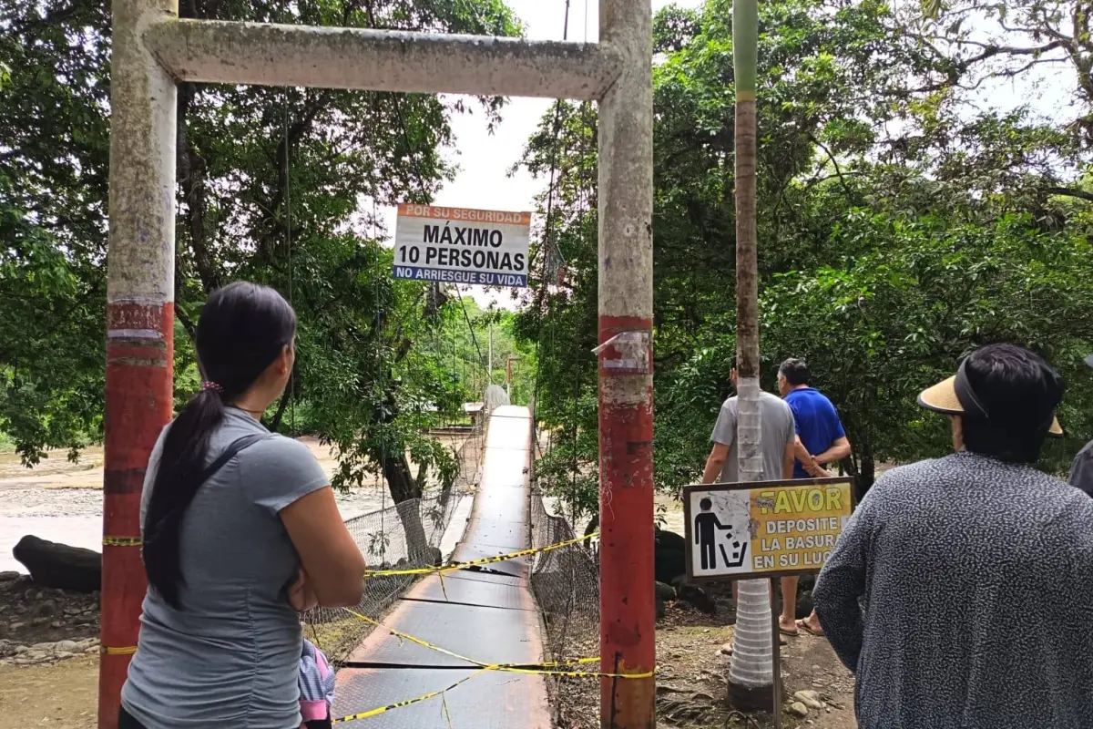 El puente quedó inhabilitado tras la emergencia. Al otro lado del río quedaron aisladas varias familias., Centro