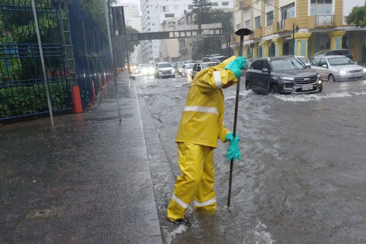 Equipos de Interagua se desplazaron para habilitar sumideros obstruidos por desechos., Interagua.