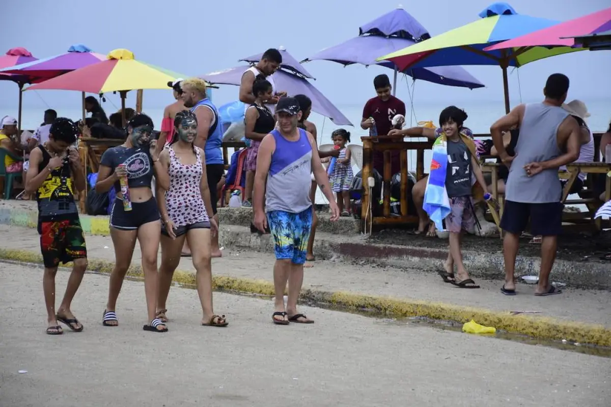 Personas disfrutando de actividades turísticas en balnearios y ciudades del Ecuador durante el feriado de Carnaval.