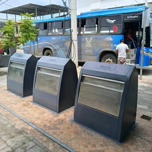 Municipio de Manta inicia mantenimiento de 60 contenedores soterrados  