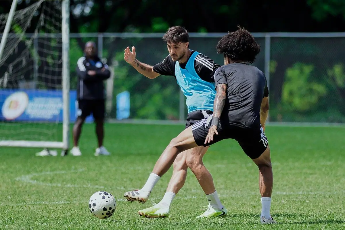 Francisco Pizzini (i) y Ángelo Mina (d), dos de los nuevos refuerzos que aún no están inscritos por las sanciones ante FIFA., X Emelec.