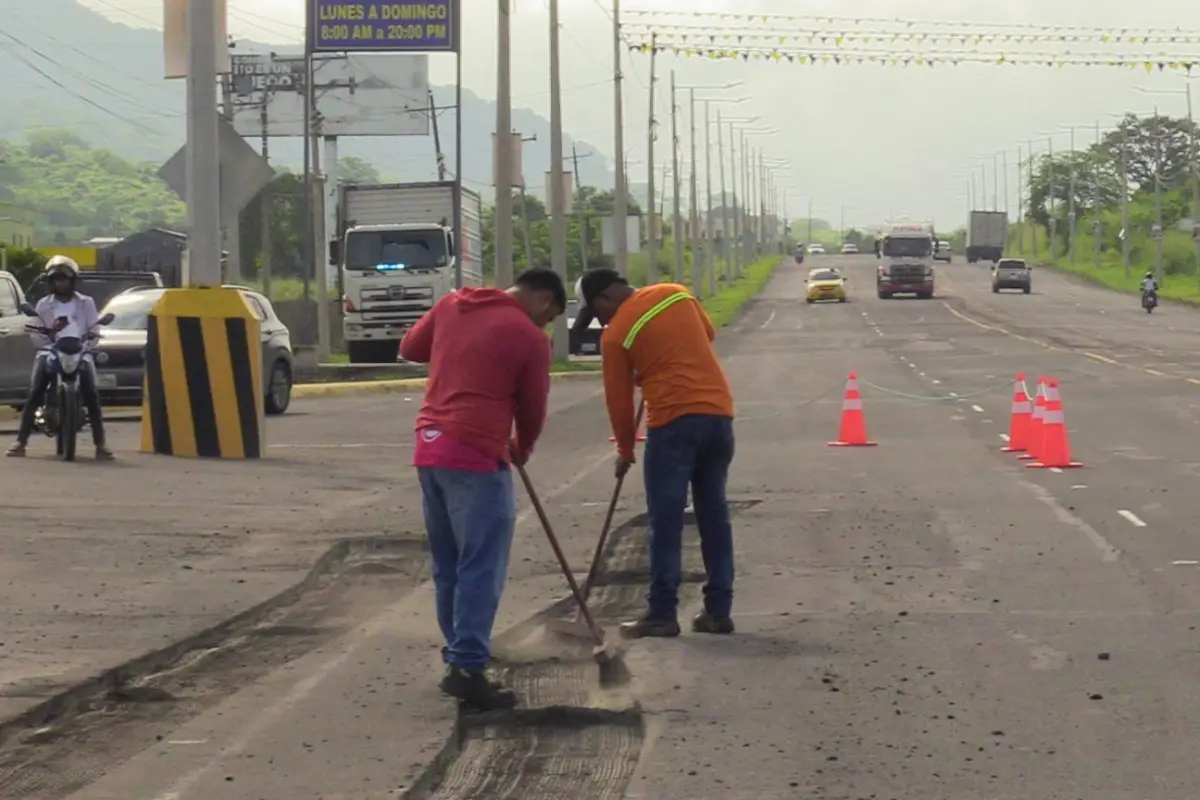 Adjudican contrato para el mantenimiento de la carretera Portoviejo - Montecristi , producción El Diario