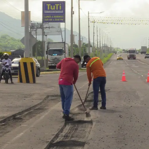 Adjudican contrato para el mantenimiento de la carretera Portoviejo - Montecristi 