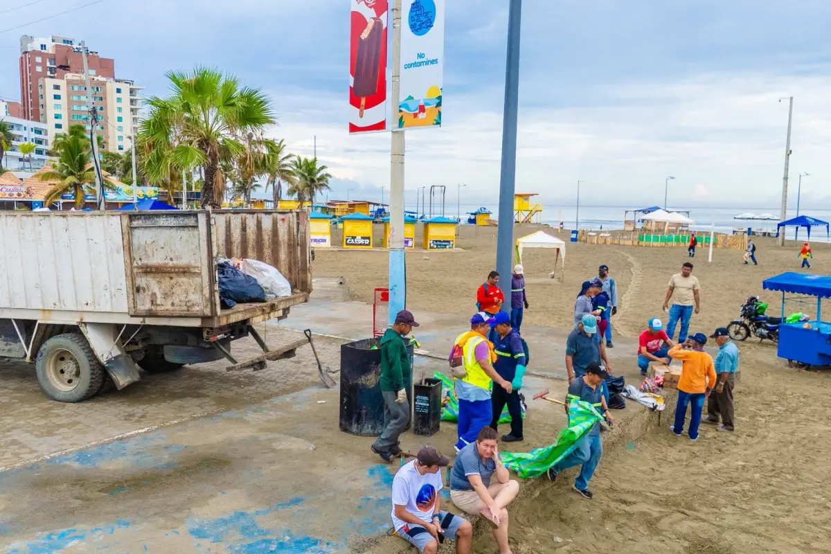 La limpieza de las playas continuaba este miércoles en la playa El Murciélago., El Diario