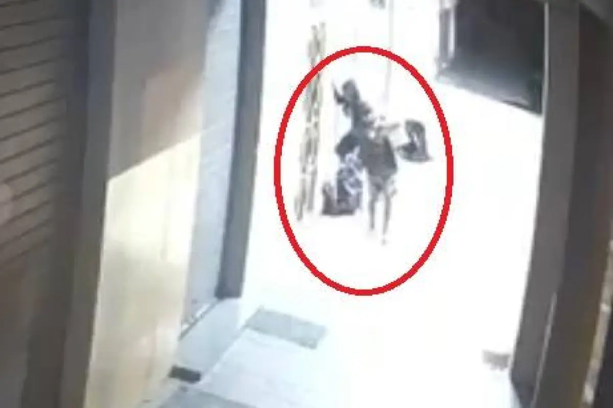 Los aprehendidos quedaron grabados por las cámaras de seguridad del sector cuando salían con el botín., Captura de video