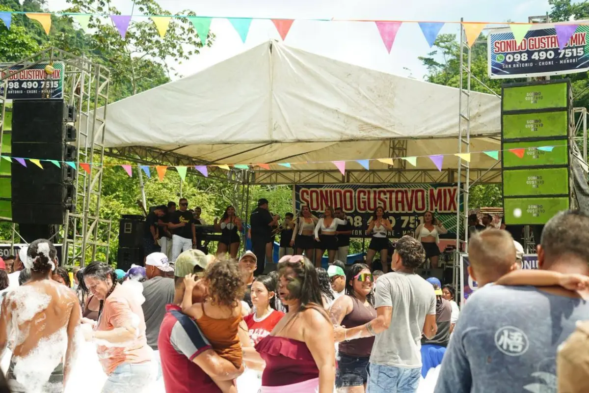 En los balnearios de Chone hubo música, concursos y más.