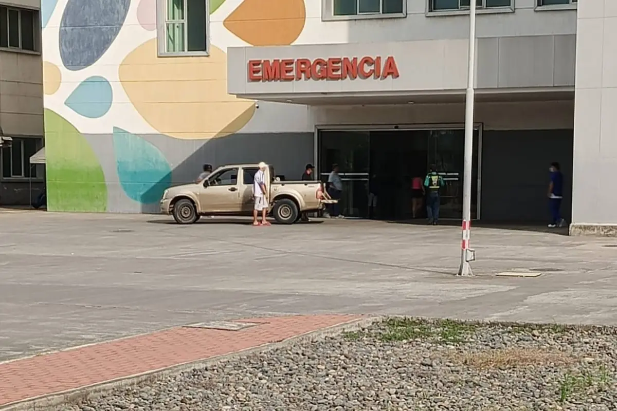 En una camioneta trasladaron a Bryan Cedeño al hospital para tratar de salvarle la vida, pero falleció., Cortesía