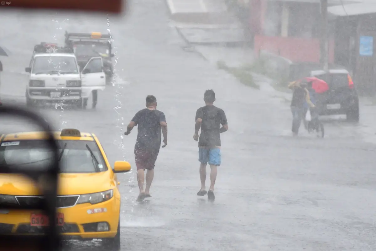 Ciudadanos enfrentan las lluvias intensas en Ecuador en una zona urbana.