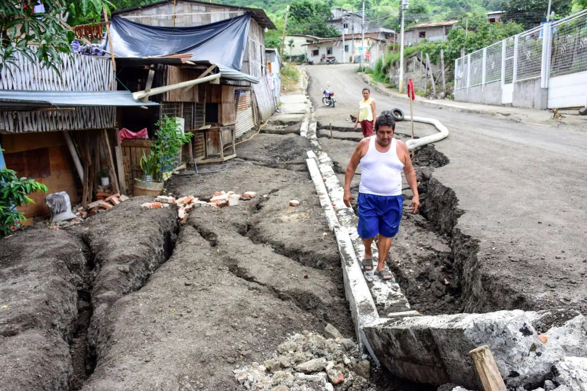 Deslizamiento de tierra reactiva alerta en la calle Chimborazo de la ciudadela  Libertad II, en Portoviejo, producción El Diario
