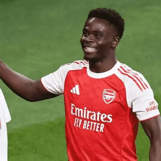 El extremo inglés, Bukayo Saka, renueva con Arsenal hasta 2031