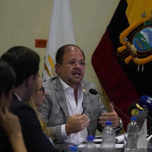 John Reimberg, Ministro del Interior, defiende reformas penitenciarias en sesión legislativa en Guayaquil