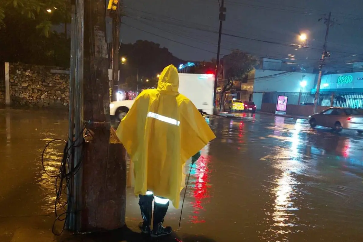 Trabajadores municipales limpian sumideros y alcantarillas obstruidas., Segura EP