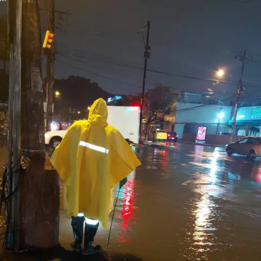 Lluvia de la noche de jueves y madrugada de este viernes 6 de febrero dejó más de una docena de sectores con acumulaciones de agua en Guayaquil