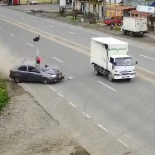 Mujer murió tras ser lanzada por los aires por un auto fuera de control en violento accidente