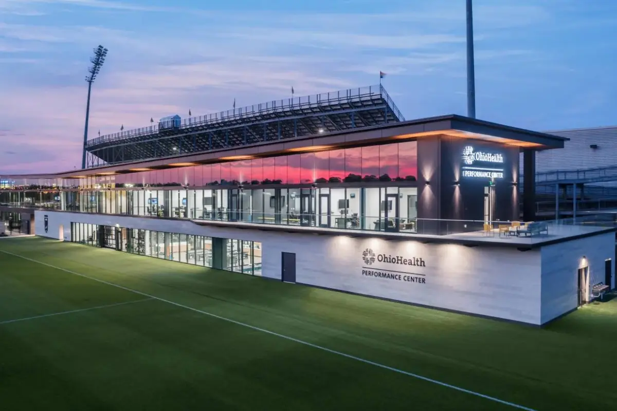 El área de gimnasio está contigua a las canchas del centro., Web del Columbus Crew.