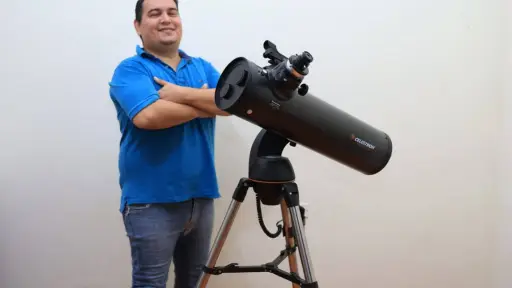 Entre la bata y las estrellas: un médico manabita que mira al cielo para divulgar ciencia