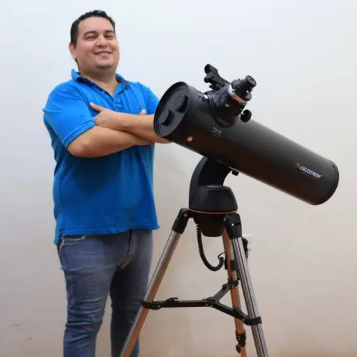 Entre la bata y las estrellas: un médico manabita que mira al cielo para divulgar ciencia