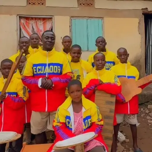 Niños bailarines de Uganda recibieron un regalo de la Banda 24 de Mayo, de Patate  