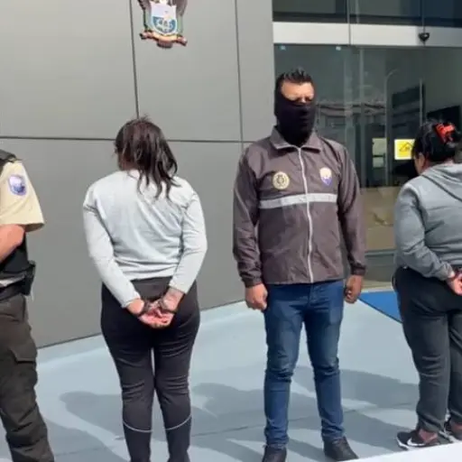Dos mujeres fueron detenidas con 730 dólares falsos destinados al comercio en Quito