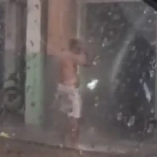 Video viral: hombre se enjabona y se ducha en plena calle de Guayaquil durante aguacero