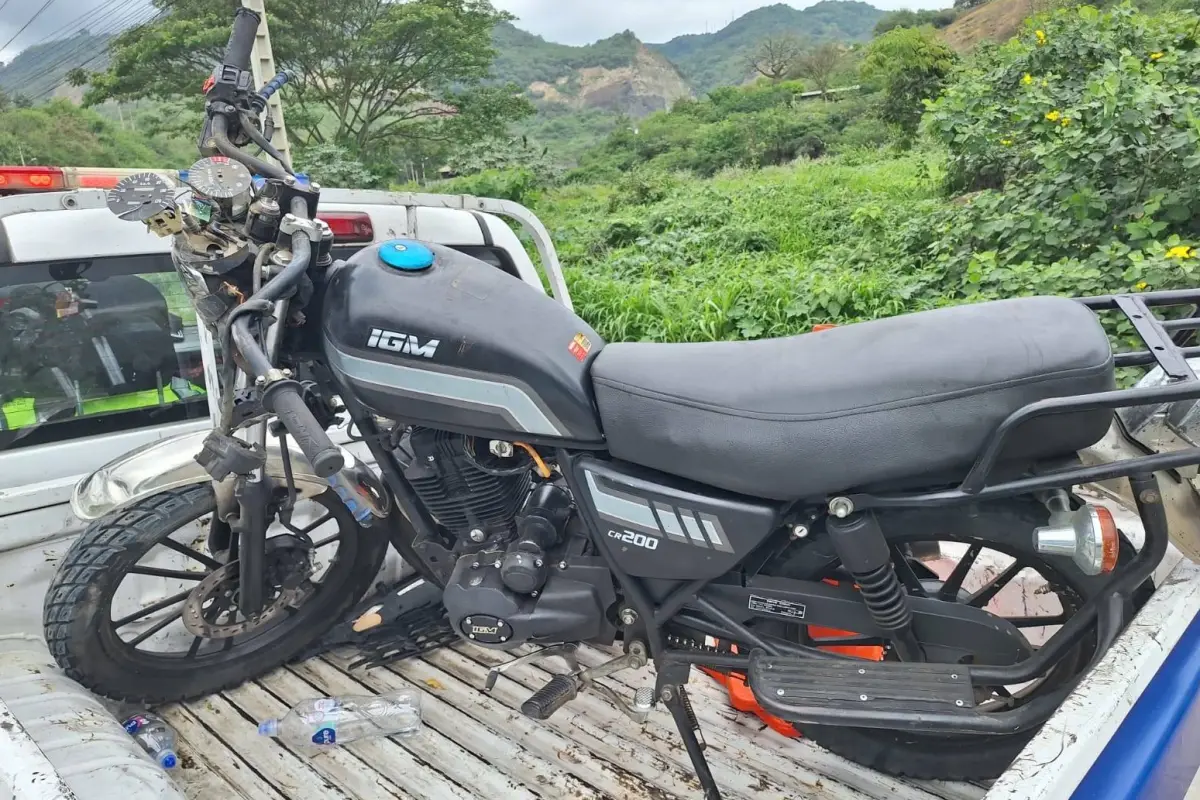 La motocicleta que conducía José Mero quedó destruida en su parte frontal., El Diario