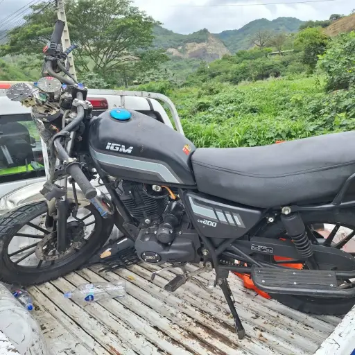 Motociclista grave tras impactar a gran velocidad contra un poste en Portoviejo